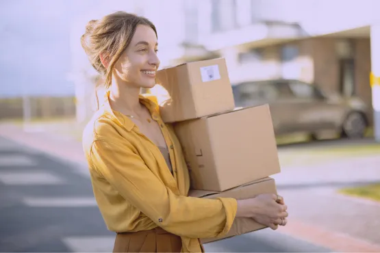 transport de colis par taxi en zone yvelines femme portant des paquets